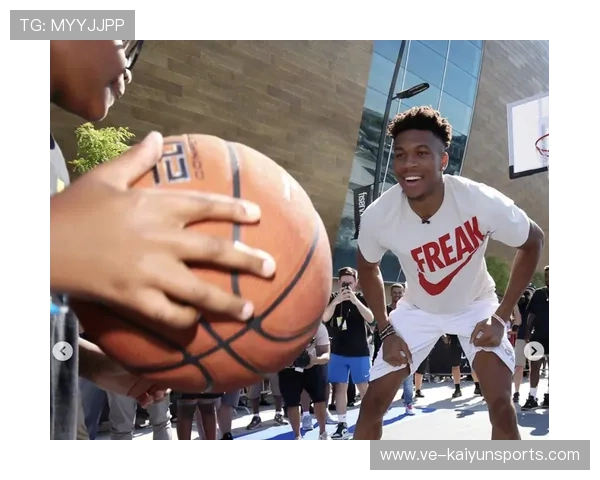 字母哥在球场边举办免费训练营，暑期黄金周满额